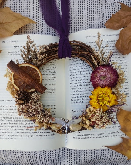 Corona Ritual Cosecha — Flores Preservadas, Libélula y Citrino